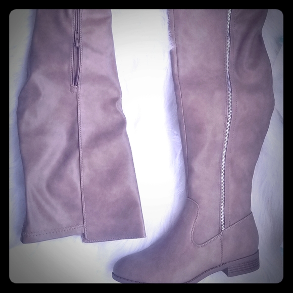 Tall flat boots - Picture 3 of 4